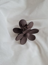 Carica l'immagine nel visualizzatore di Gallery, FLOWER HAIR CLAW CHOCOLATE