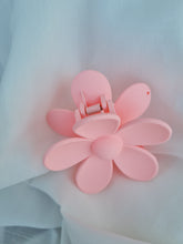 Load image into Gallery viewer, FLOWER HAIR CLAW POWDER PINK