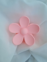 Laden Sie das Bild in den Galerie-Viewer, FLOWER HAIR CLAW POWDER PINK