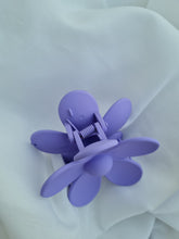 Load image into Gallery viewer, FLOWER HAIR CLAW LILAC