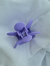 Load image into Gallery viewer, FLOWER HAIR CLAW LILAC