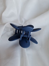 Carica l&#39;immagine nel visualizzatore di Gallery, FLOWER HAIR CLAW NAVY