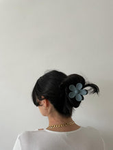 Carica l&#39;immagine nel visualizzatore di Gallery, FLOWER HAIR CLAW GLOOMY FOG